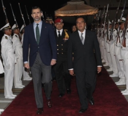 Don Felipe acompañado por el viceministro de Exteriores venezolano, Temir Porras, recibe honores a su llegada a Caracas